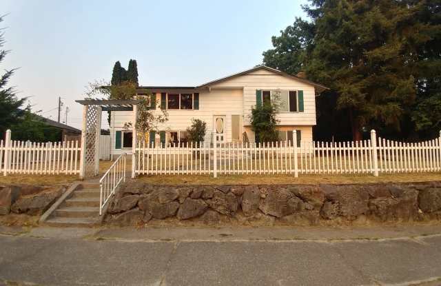 HUGE 6 Bedroom House! 2 Kitchens and 4 Separate Entrances!!! Fully Fenced Yard and Pets Welcome!!! photos photos