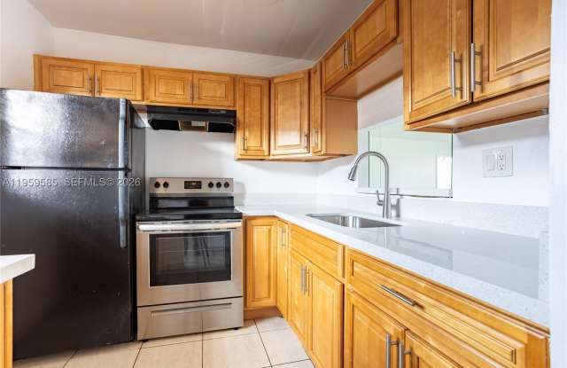 5021 W Oakland Park Blvd - 5021 West Oakland Park Boulevard, Lauderdale Lakes, FL 33313