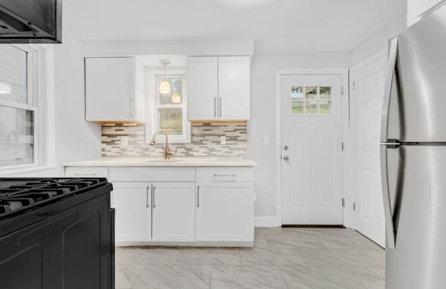 Stunning 2 bedroom home in Brookline available July 15! photos photos