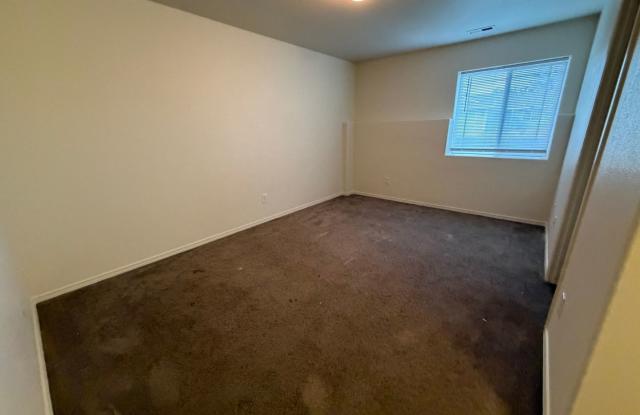 3 bed 3.5 bath Townhome available on Rd 68! Gallery 4