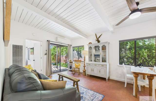 Fully Furnished 1 Bedroom Condo Gallery 4