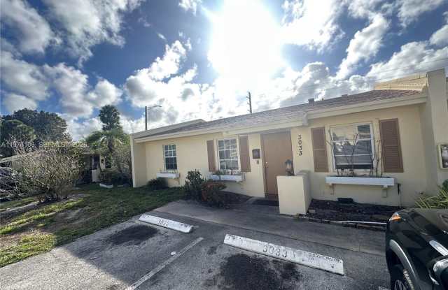 3033 NW 68th St photos photos