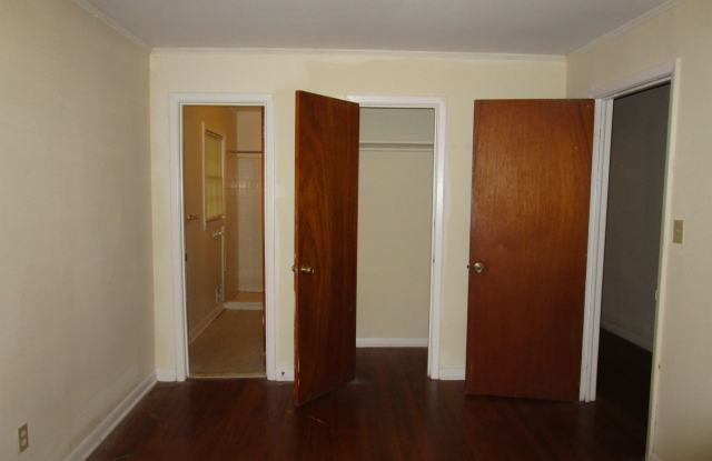 3 BR, 2 BA House- Great Location! Gallery 4