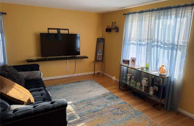 222 Colonial Avenue Gallery 4