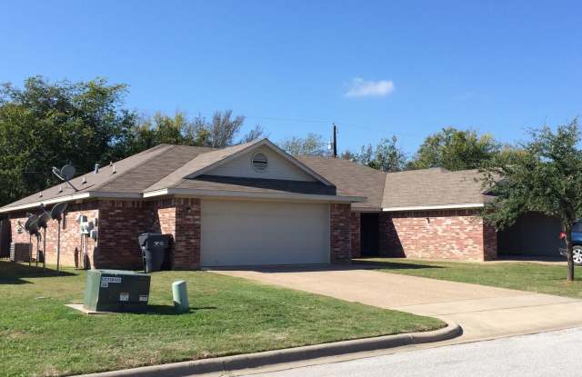 Duplex *LEASING SPECIAL AVAILABLE* photos photos