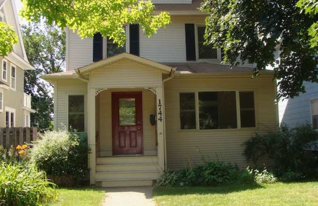 Single Family Home 4bed/1Bath in Mac Grove St Paul!! - 1744 Marshall Avenue, St. Paul, MN 55104