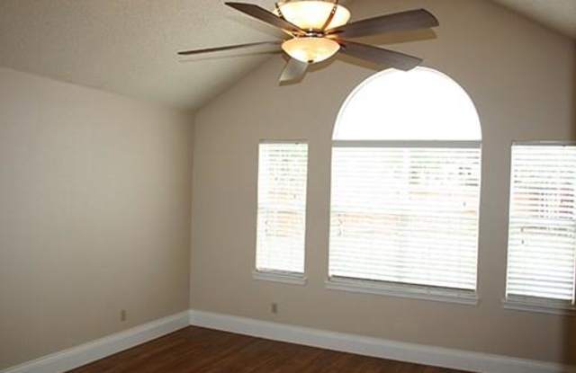 1016 Lake Bluff Court Gallery 4