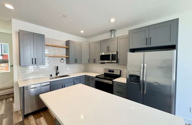 Bright West Seattle Condo for Rent NOW!!! Gallery 4