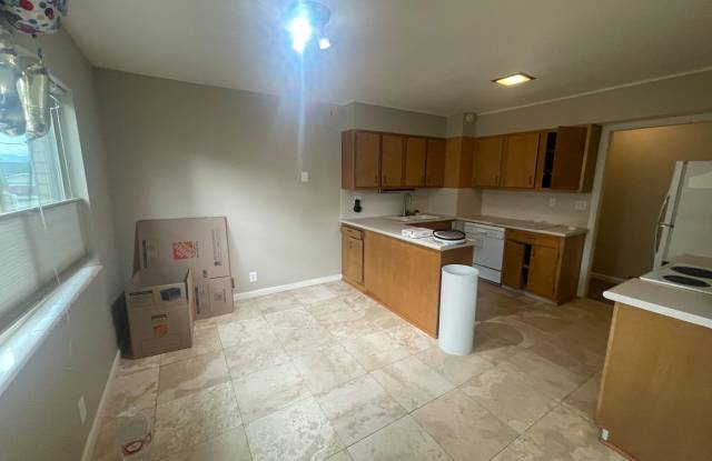 Spacious 2 Bed 1 Bath Apt in SLC Gallery 4
