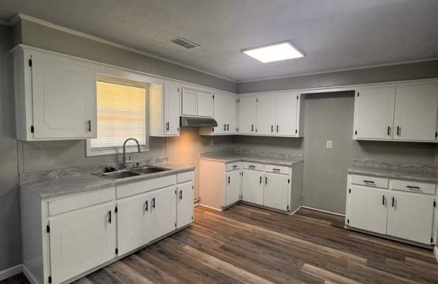 4 Bed 2 Bath House Newly Renovated Gallery 3