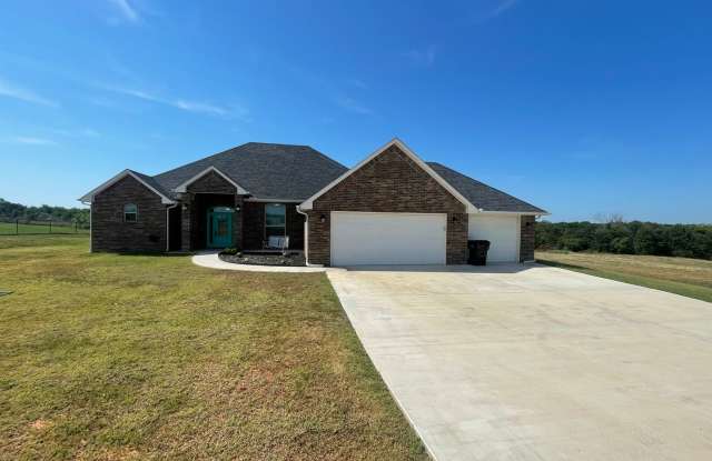 Serene and rural, close to Chickasha and Blanchard, no neighbors directly behind for the most peaceful living! Lawn care included photos photos
