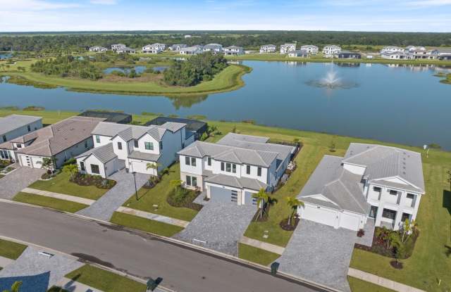 Brand New spacious 4bd/3.5bth Sarasota Home with Swimming Pool, 3-Car Garage and Loft Gallery 4