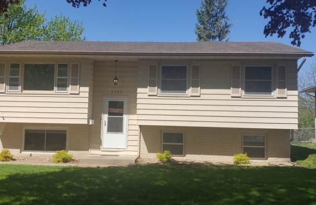 2927 Russell Drive Northeast - 2927 Russell Drive Northeast, Cedar Rapids, IA 52402