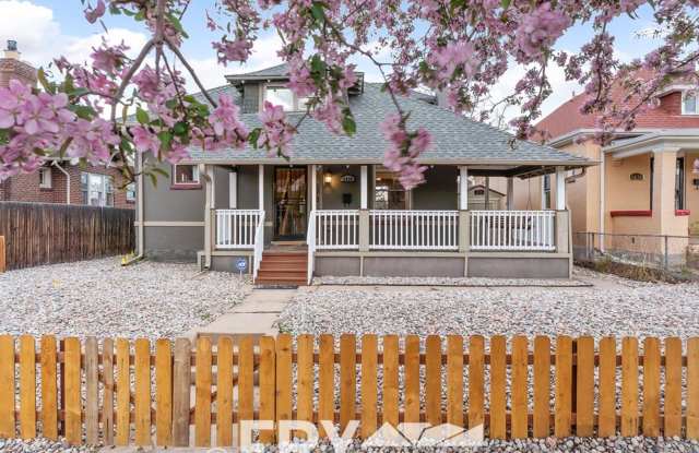 Remodeled Highlands Bungalow in Prime Location Gallery 1