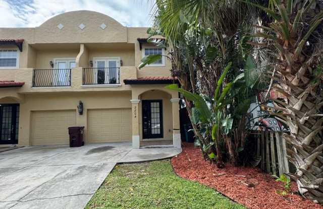 Townhouse Located Downtown! photos photos