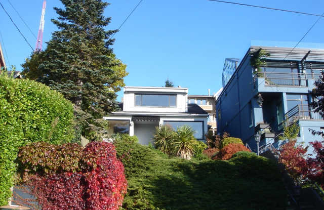 Great location on Queen Anne 2 bedrooms home with Space Needle view Gallery 1