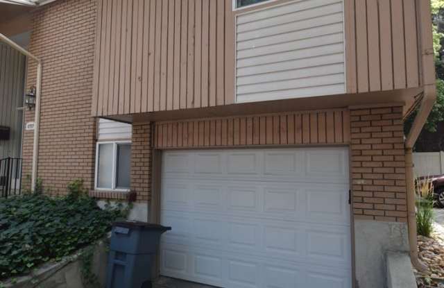 Great 4 Bed 2 Bath Townhome in Holladay!!! Gallery 1
