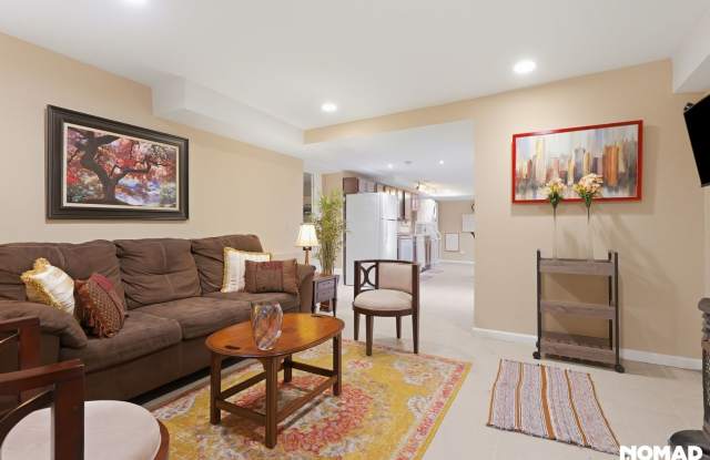 Charming 2BR  Unit  in a Single Family  Property Gallery 3