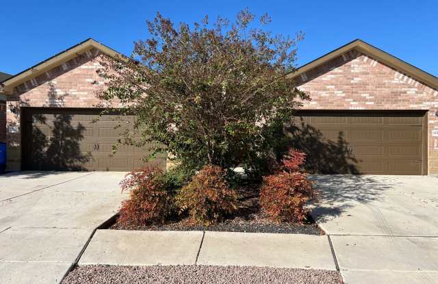 Luxury 3/2 Duplex in Seguin, Texas - 1122 Burek Cross, Seguin, TX 78155
