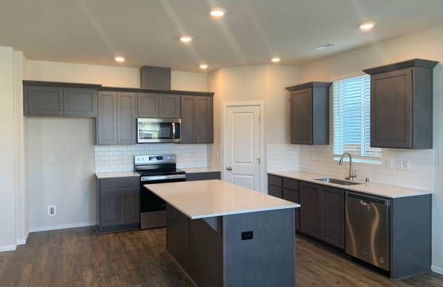 ***1 MONTH FREE*** 4 BED/2.5 BATH HOME! MOVE IN NOW! High End Finishes! Beautiful Kitchen! - 5008 Northeast 24th Avenue, Vancouver, WA 98663