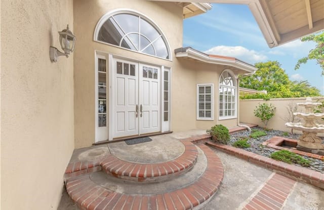 31 Rue Fontainbleau - 31 Rue Fontainbleau, Newport Beach, CA 92660