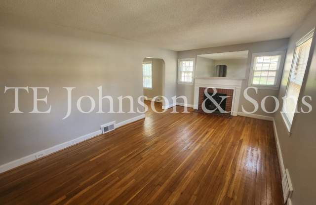 Charming 3-Bedroom Home in Knollwood/Hawthorne - 900 Knollwood Street, Winston-Salem, NC 27103