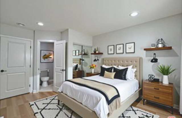 901 South Barrington Avenue Gallery 3