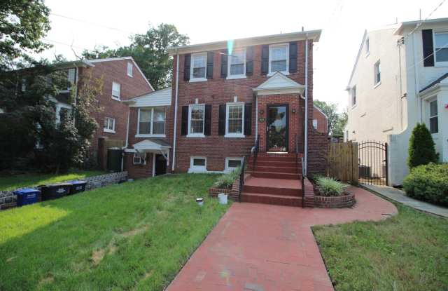 A Space for you and your's in Brookland! Full single family home available. - 4028 20th Street Northeast, Washington, DC 20018