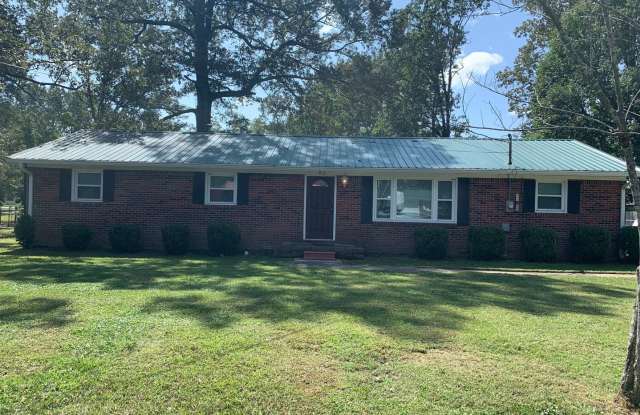 4 Bedroom, 2 Bath Brick Home in Manchester!! ($50 per month discount if 18 month lease signed!) - 912 Royal Trail, Manchester, TN 37355