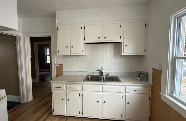 4bd Single Lee/Harvard *WATER/SEWER INCLUDED* Section 8 Gallery 4