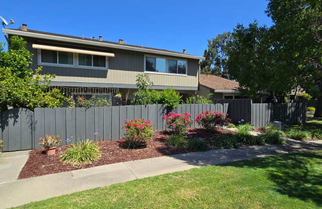 Remodeled Townhome in Beautiful Complex, A/C, Pool, Tennis Courts, Patio, Great Location! Gallery 1