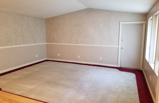 55th Ave 3+ bedroom with attached oversized 1 car garage Gallery 3