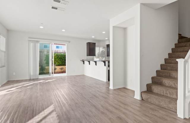 2BR Townhouse in Imperial Beach with Washer/Dryer and Garage! Gallery 3