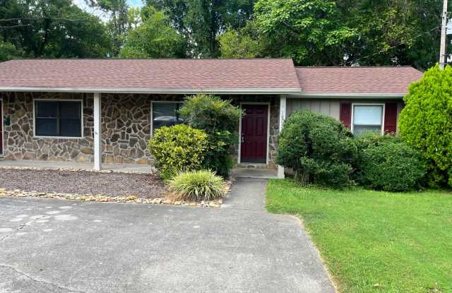 2 Bedroom Maryville Perfect Location - 1805 Tuckaleechee Pike, Maryville, TN 37803