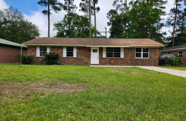 Stunning 4 bedroom, 2 bathroom home located on Wilmington Island Gallery 3
