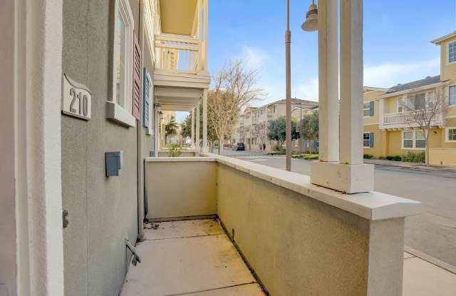 Live by the Marina in this Beautiful Townhome! Gallery 4