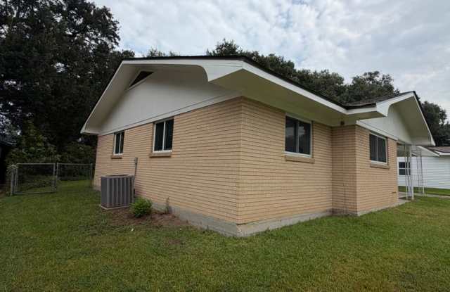 3 bedroom 1 1/2 bath brick home Gallery 4