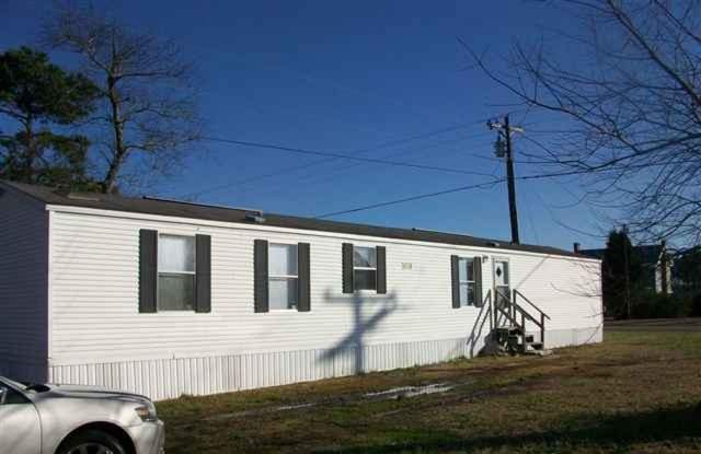 Lovely three bedroom two bath mobile home located minutes from the Camp Lejeune back gate in Hubert. photos photos