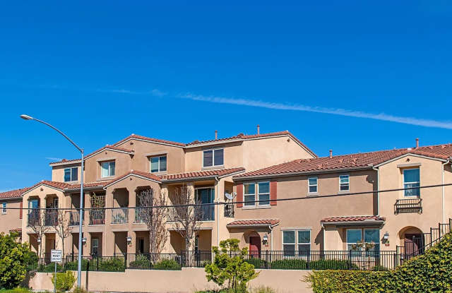 3 Bed 2.5 Bath plus extra room Townhouse Style Condo / Attached 2 Car Garage photos photos