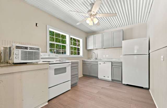 Cozy 2 Bedroom Home in Roosevelt Park Gallery 4