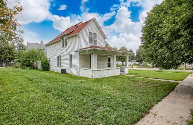 4 Bedroom Home Available NOW Near UNL Campus! - 2309 U Street, Lincoln, NE 68503