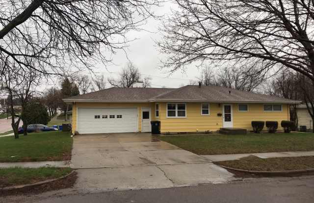 Large 5 bed 3 bath family home with two separate kitchens! Close to Augustana! photos photos
