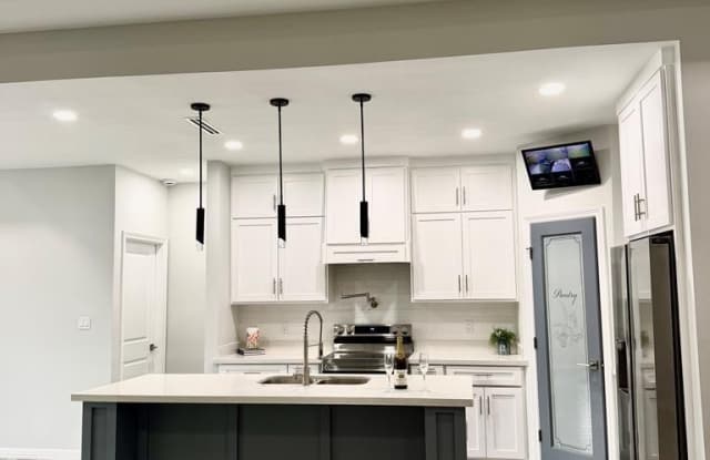 7005 HELICONIA DR Gallery 2