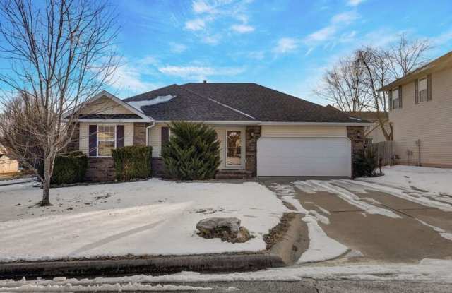 126 N Cedarwood photos photos