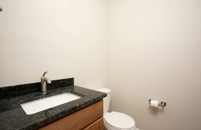 Spacious 4bd / 2.5 ba Home with fenced yard mins from Downtown Durham Gallery 4