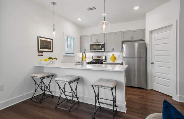 2 Bedroom House with Garage and Fenced Backyard! Gallery 4