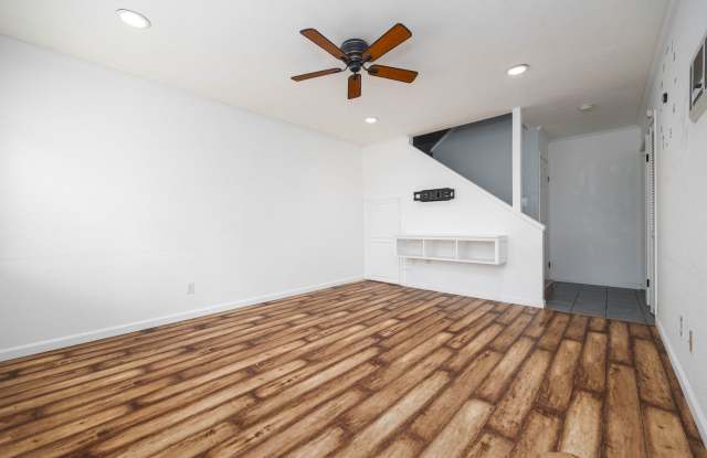 2 Story Townhome w/ Washer/Dryer and Water Included! Gallery 3