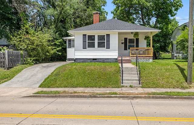 Cozy bungalow in the heart of kingsport - 1214 East Sevier Avenue, Kingsport, TN 37664