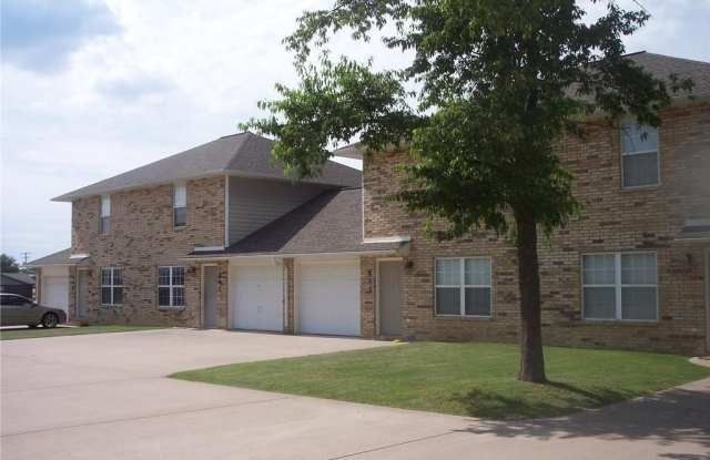 819  SE 1st  ST - 819 East 1st Street, Gentry, AR 72734