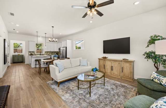 Modern 1 Bed / 1.5 Bath with Open Living Area & Private Bath Gallery 4